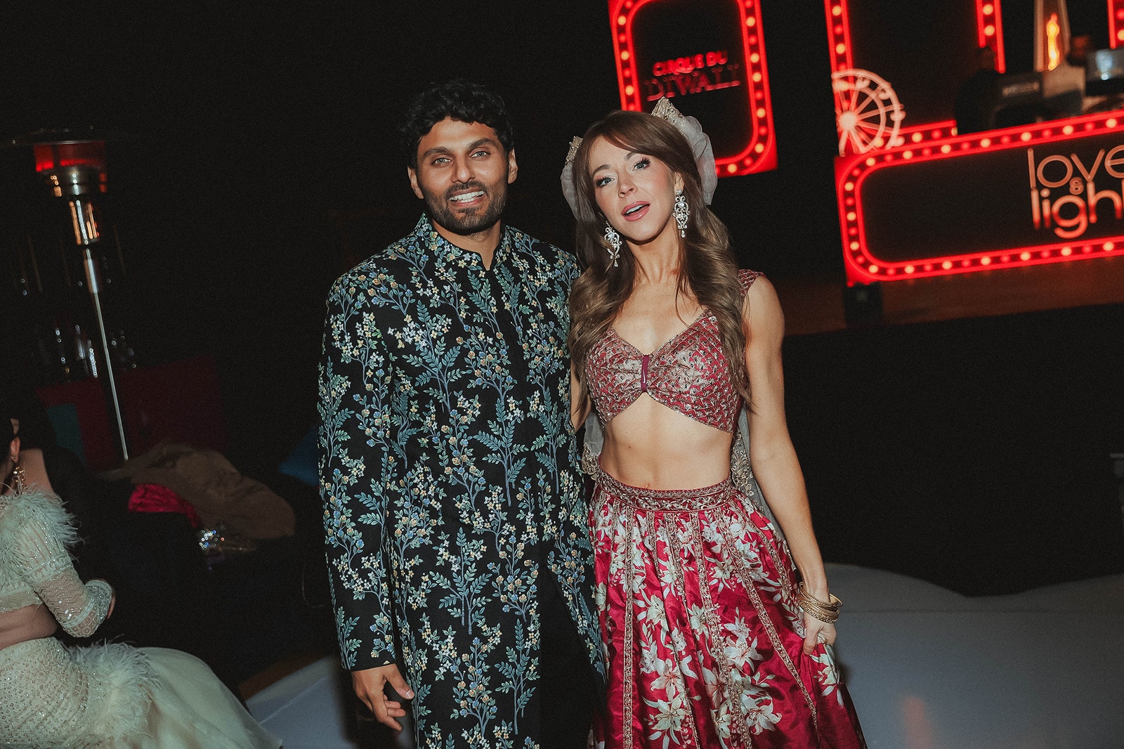 התמונה עשויה להכיל את Vikram Vij Lindsey Stirling אופנה אדם מבוגר בגדי כלה שמלת לבוש רשמי ושמלה