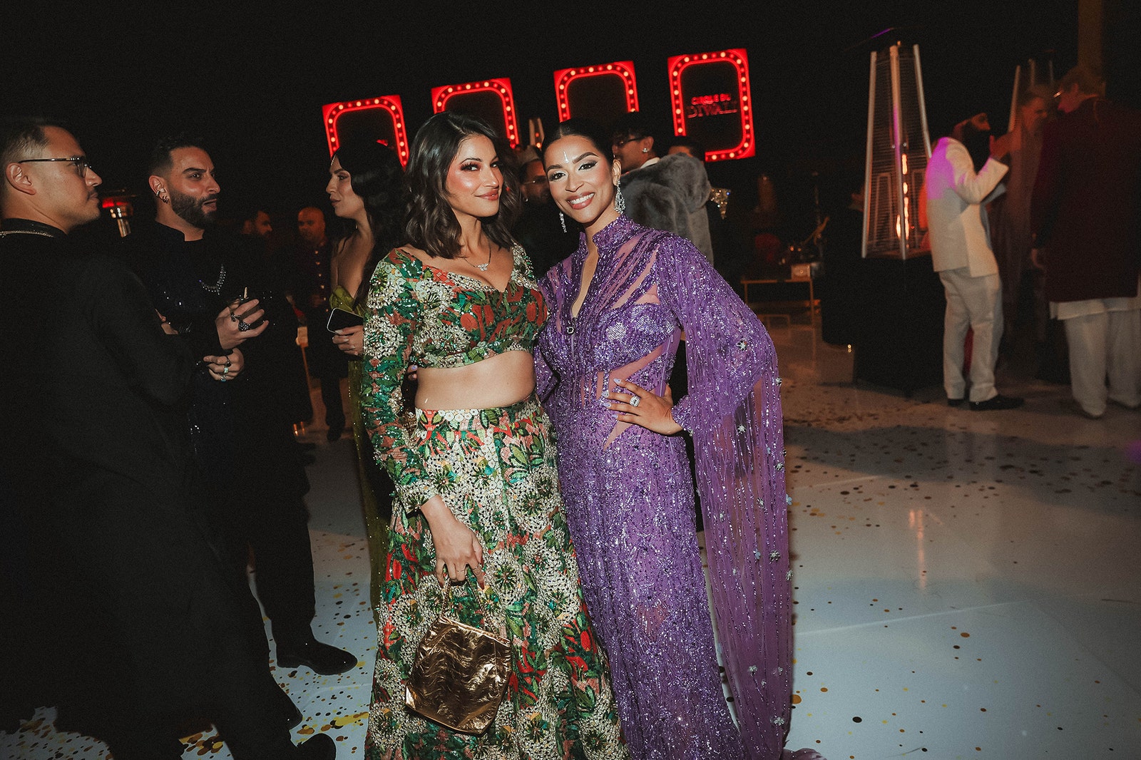 התמונה עשויה להכיל את לילי סינג כריס ד'אליה אביזרים תיק תיק יד ביגוד הנעלה נעל אדם מבוגר וחתונה