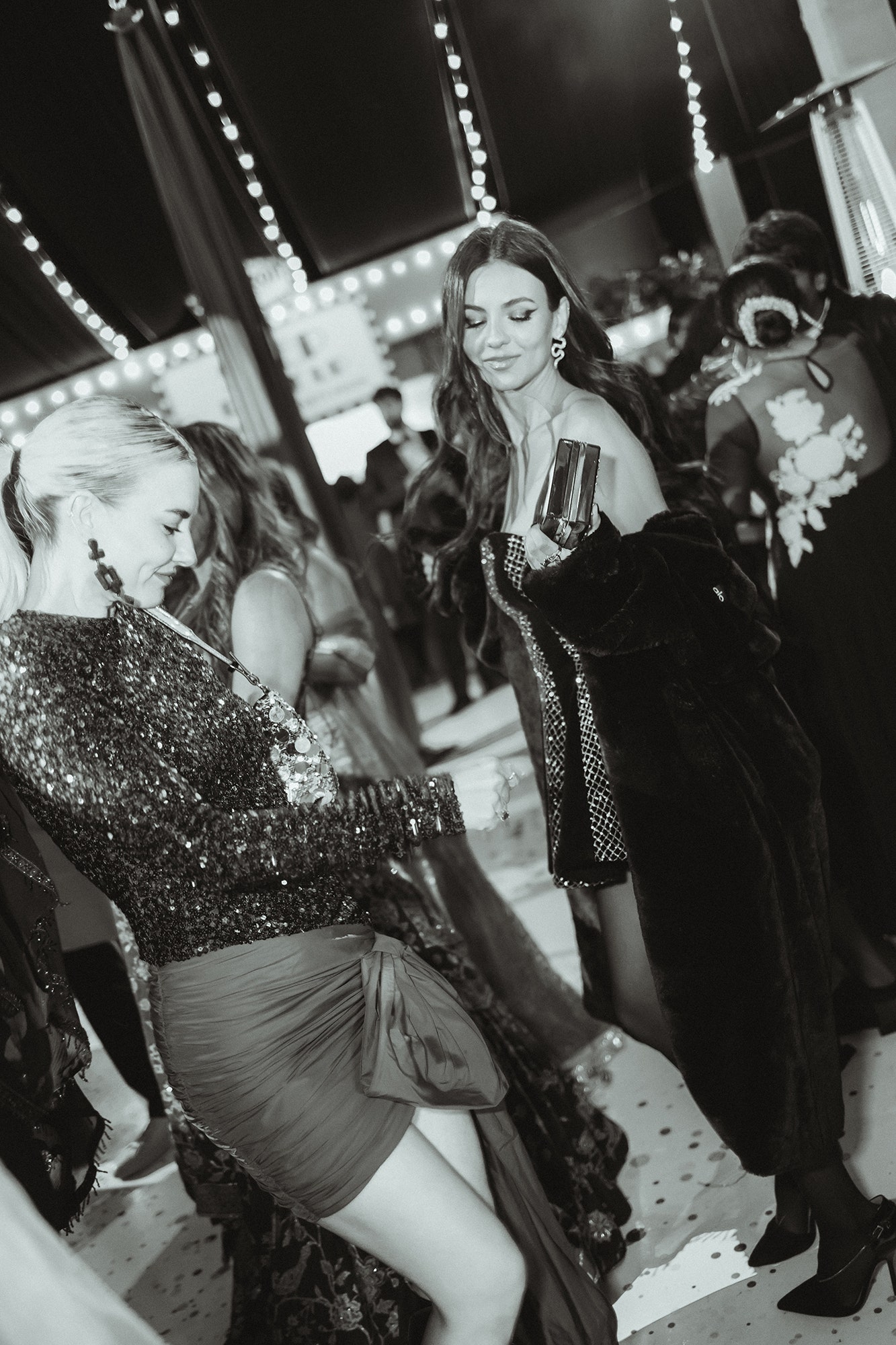 התמונה עשויה להכיל Victoria Justice Lighting אורבני אדם מבוגר בגדי כלה שמלת צילום גביע ופנים