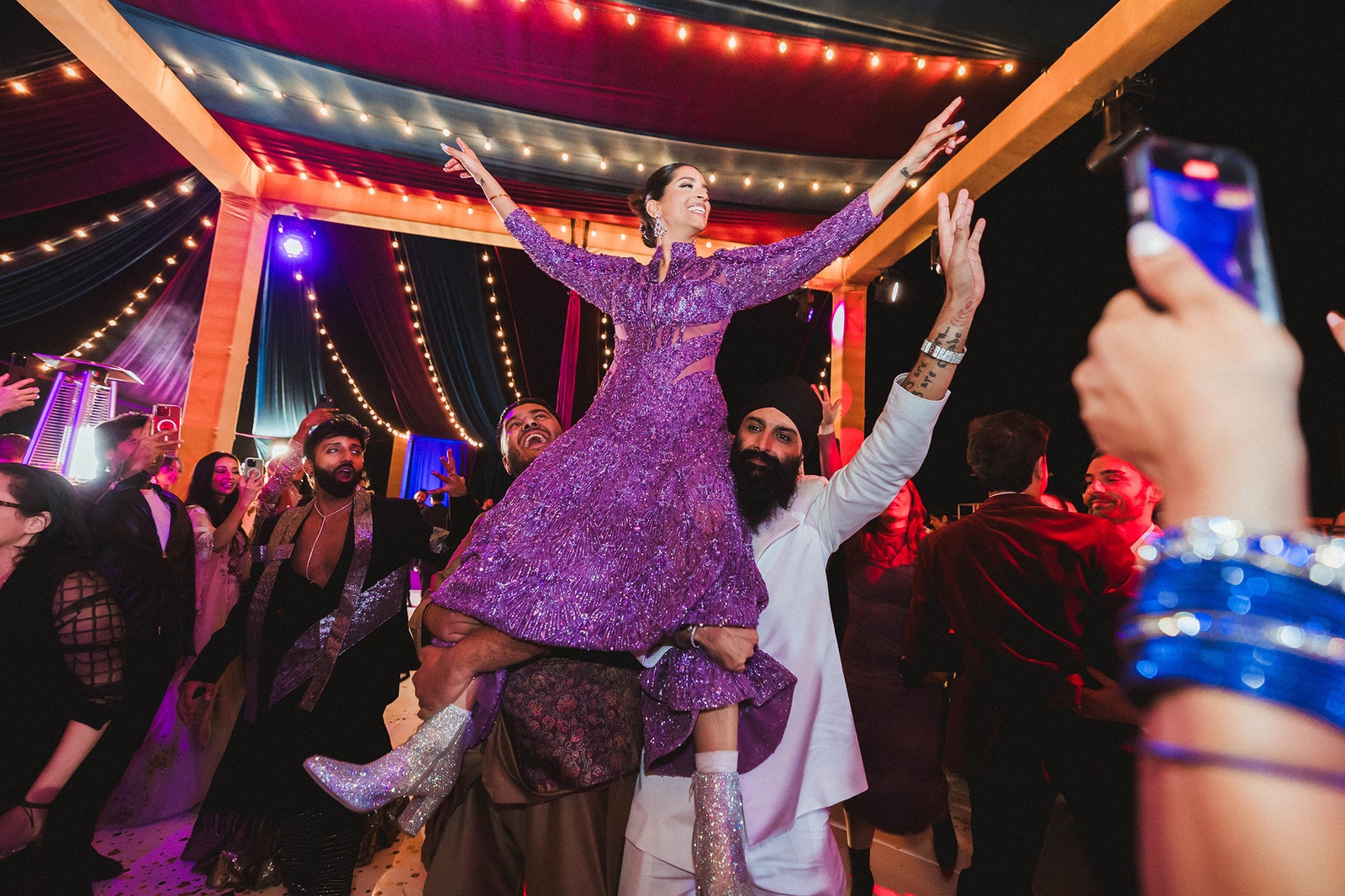 התמונה עשויה להכיל את Kris Fade Lilly Singh Ved Shankar Kiran Sonia Sawar JC Tretter אורבני אדם מבוגר וחתונה