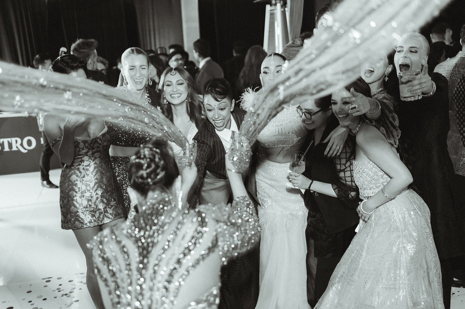 התמונה עשויה להכיל את Liza Koshy Francia Raisa ביגוד שמלת לבוש רשמי שמלת כלה ושמלת כלה