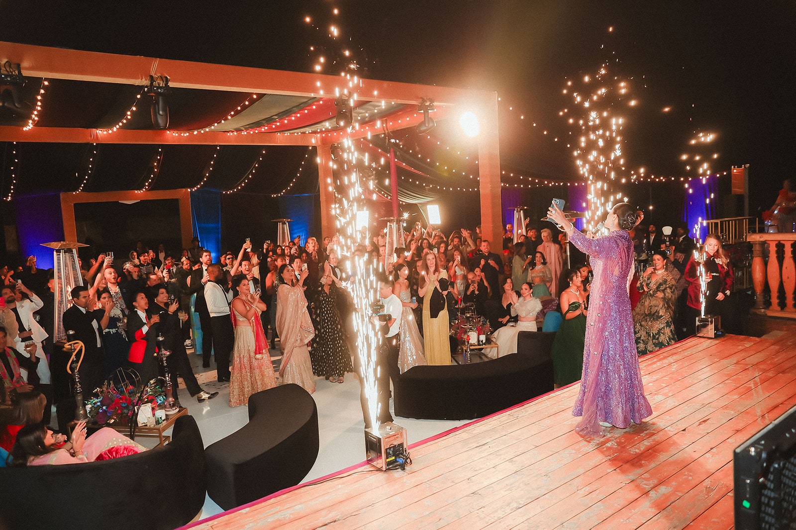 התמונה עשויה להכיל Typh Barrow אדם מבוגר כיסא תאורה לחתונה ריהוט כיף ביגוד למסיבות הנעלה ונעל