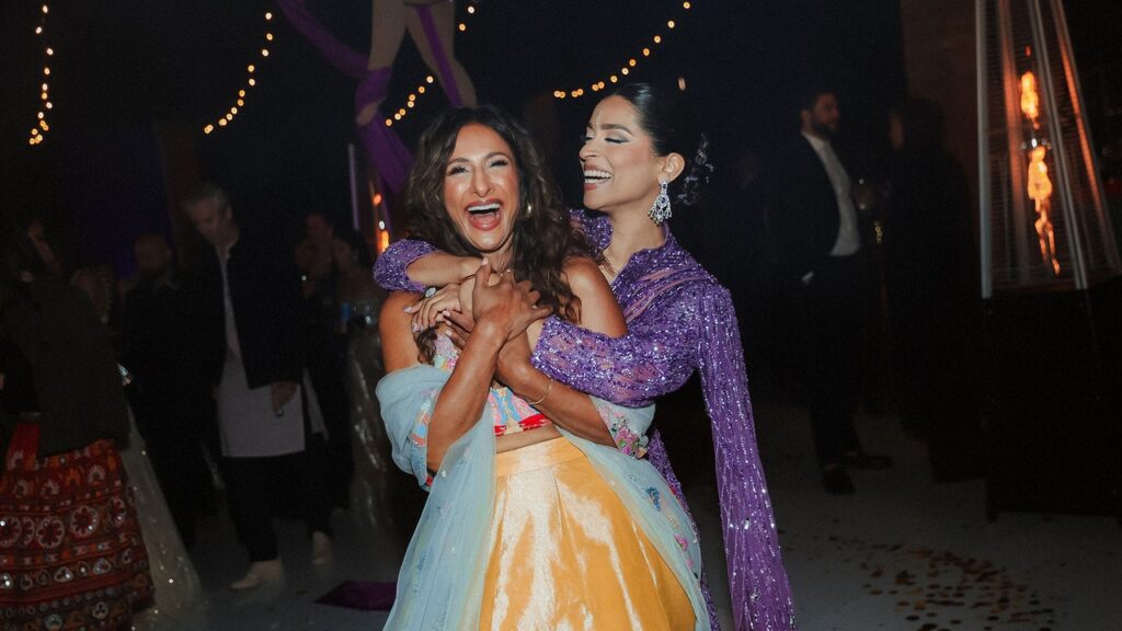 לילי סינג מביאה לחיים את מסיבת "Cirque du Diwali" שלה עם נאגטס עוף חצות, אקרובטים וחבריה לרשימה