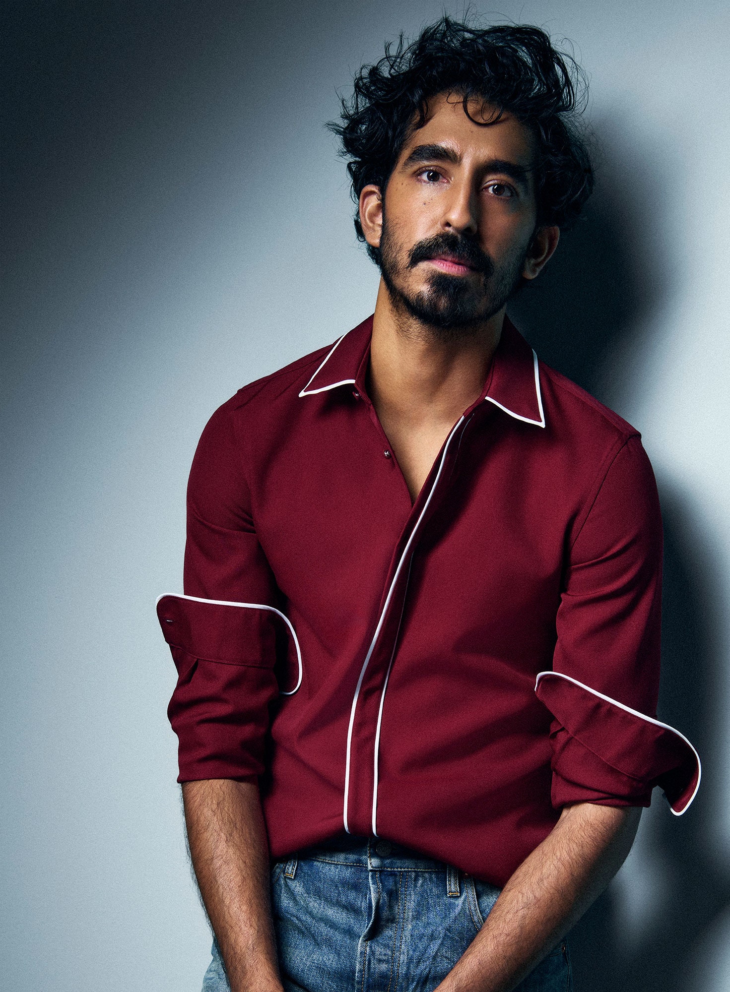 Dev Patel בצילומי שער של גיליון הוליווד 2025 לבוש בגוצ'י.