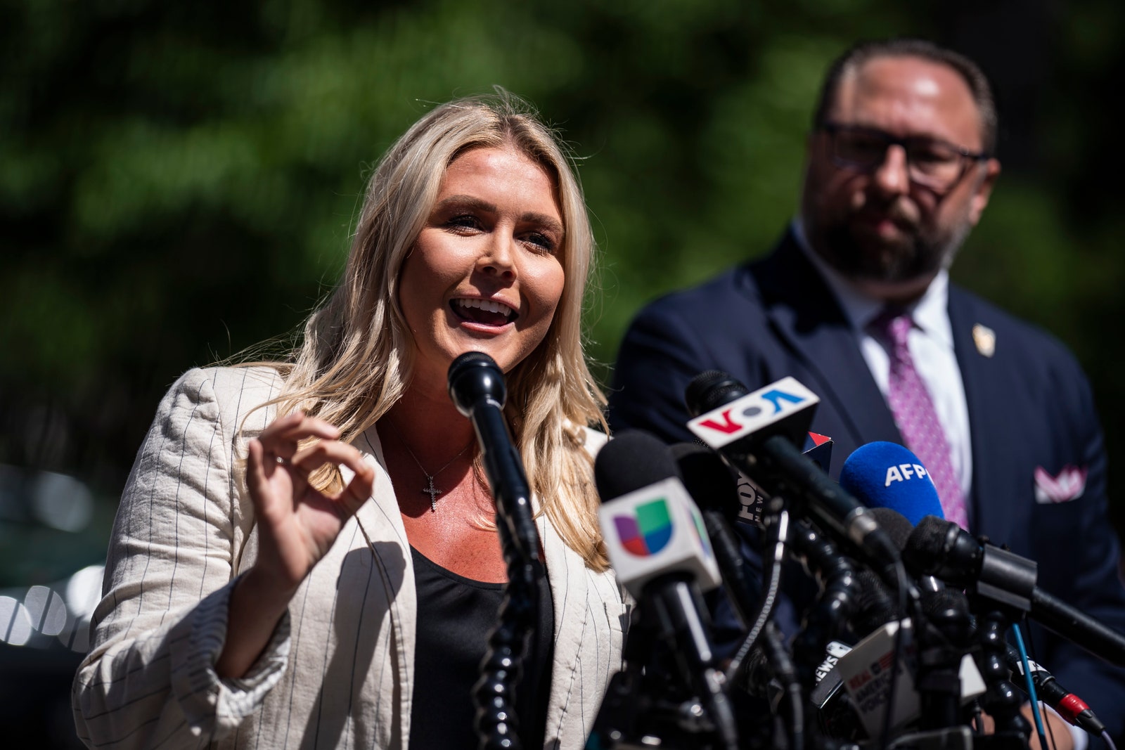 התמונה עשויה להכיל את אמילי אלברט ג'ייסון מילר אנשים אדם קהל מכשיר חשמלי מיקרופון למבוגרים ואביזרים