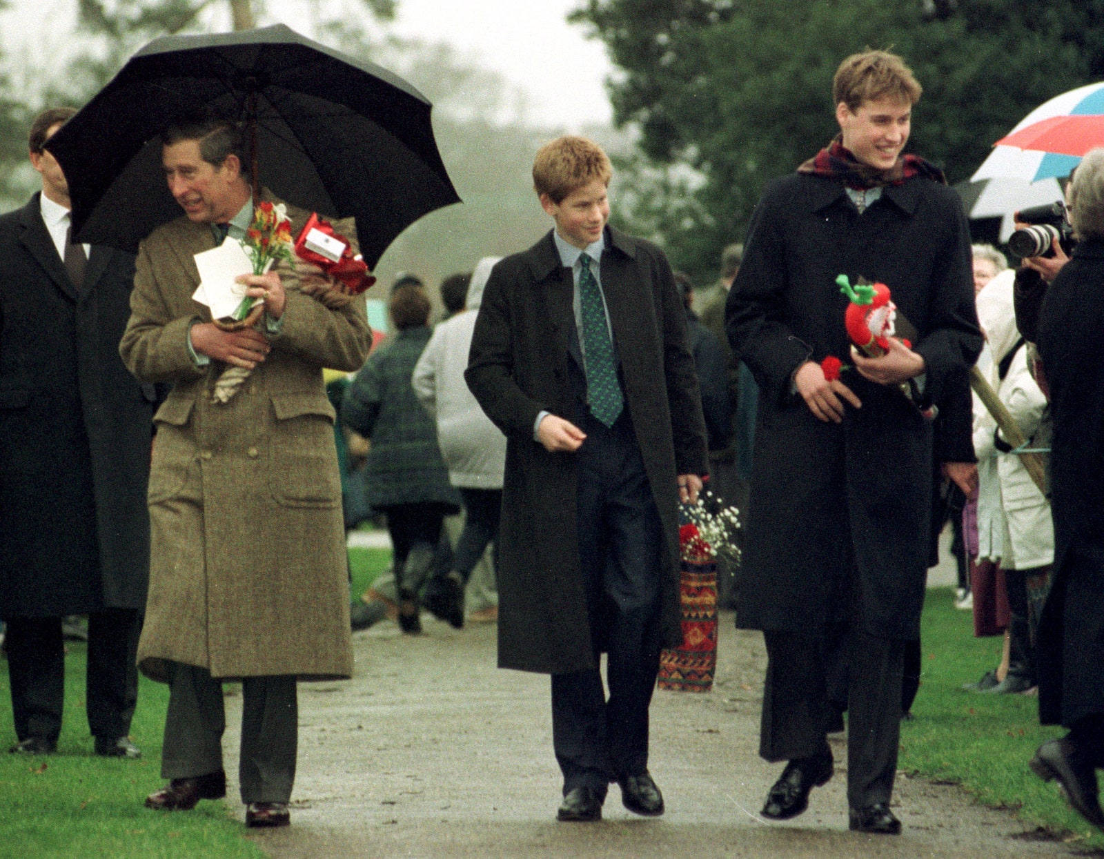 התמונה עשויה להכיל את צ'ארלס הנסיך מוויילס הנסיך וויליאם הדוכס מקיימברידג' הנסיך הארי הדוכס מסאסקס ובגדים
