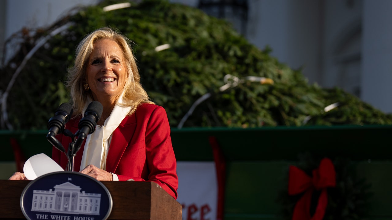 ג'יל ביידן בחרה צד ב"קישוטי חג המולד לפני חג ההודיה?" דִיוּן