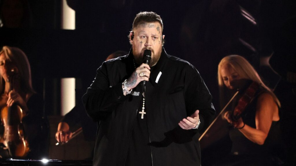 ג'לי רול, טרי מהקעקוע של הנסיך הארי, הופך לאישי על השטיח האדום של CMA