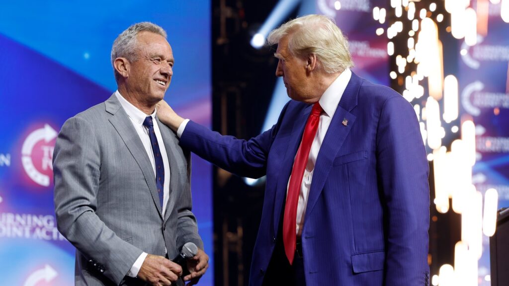 טראמפ אומר ש-RFK ג'וניור יכול לעשות "די הרבה מה שהוא רוצה" בבריאות הציבור בקדנציה שנייה