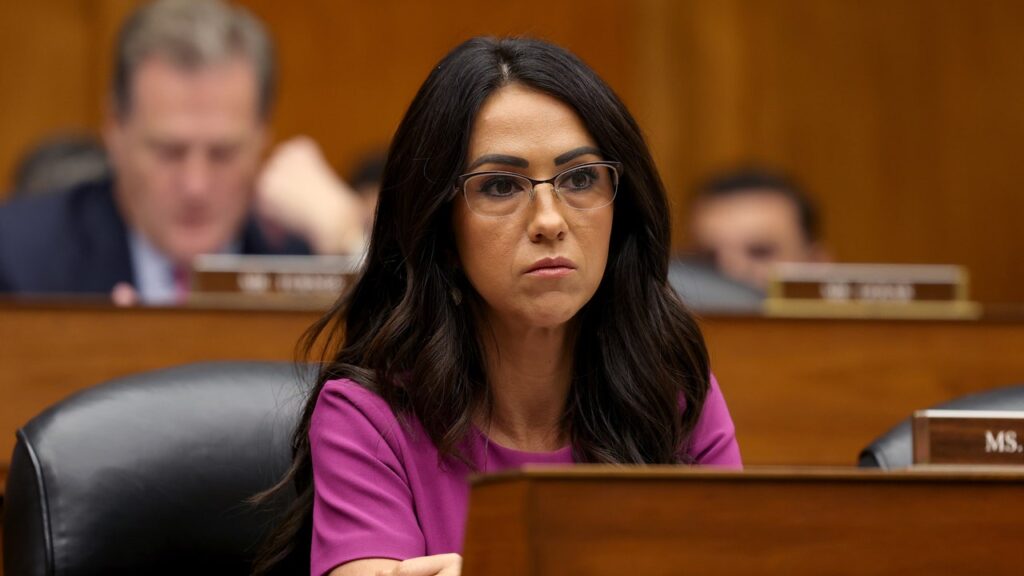 לורן בוברט אמרה לקונגרס שהיא מודאגת מחייזרים בחלל הפועלים מ"בסיסים" תת-מימיים