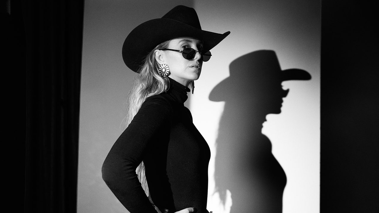 לייני ווילסון על גמר ילוסטון, ידידותה עם טיילור שרידן, והשמחה של ג'ינס ענקיים