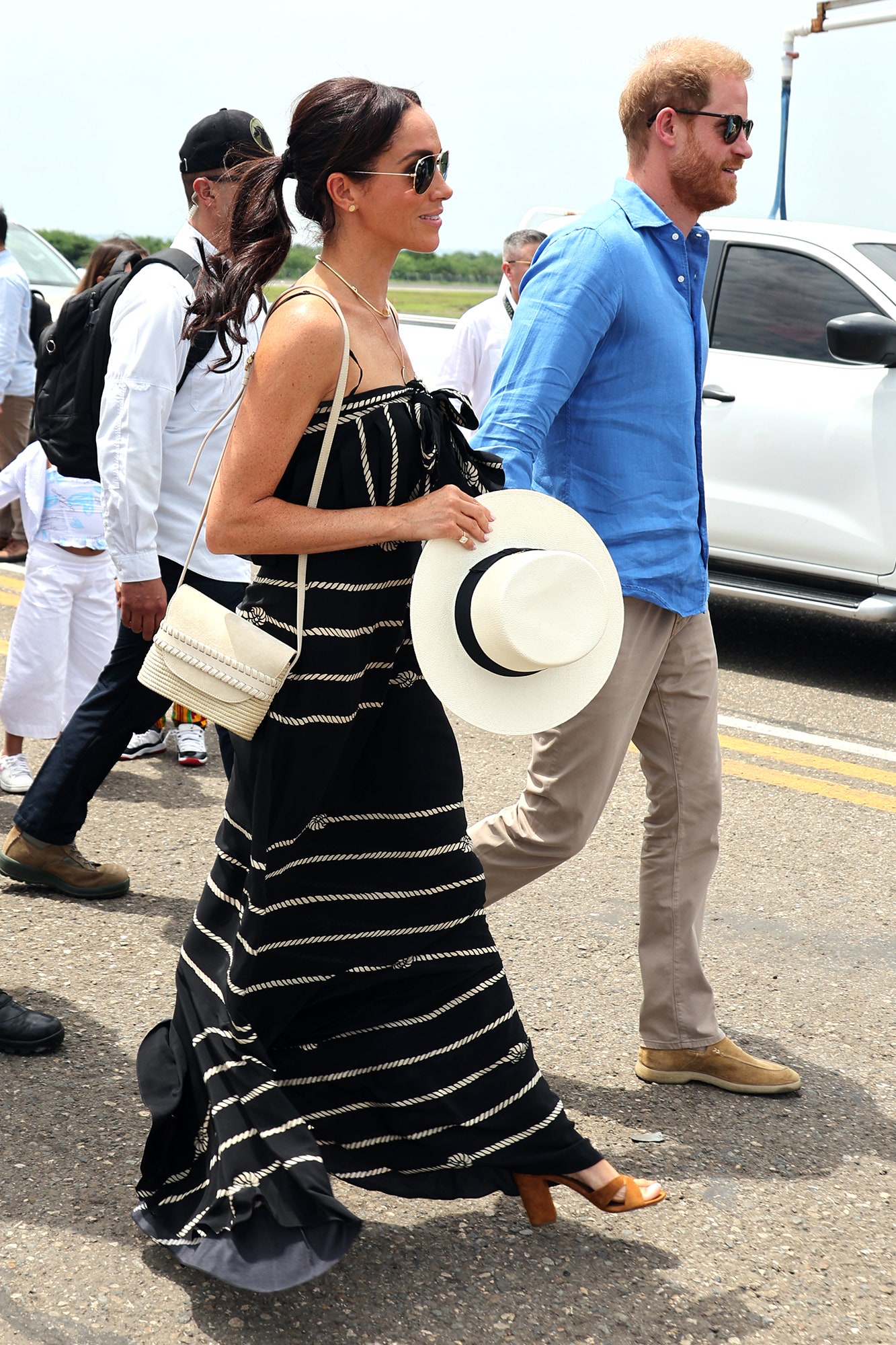 התמונה עשויה להכיל את מייגן הדוכסית מסאסקס הנסיך הארי הדוכס מסאסקס יוג'ין סימס ביגוד הנעלה ונעל