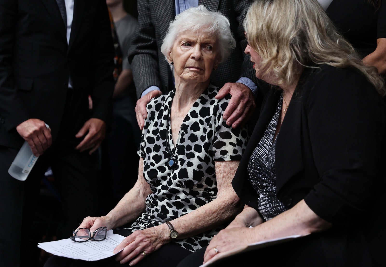 התמונה עשויה להכיל את Margaret Avison אדם מבוגר שעוני יד אנשים אביזרים משקפיים תכשיטים טבעת ושרשרת
