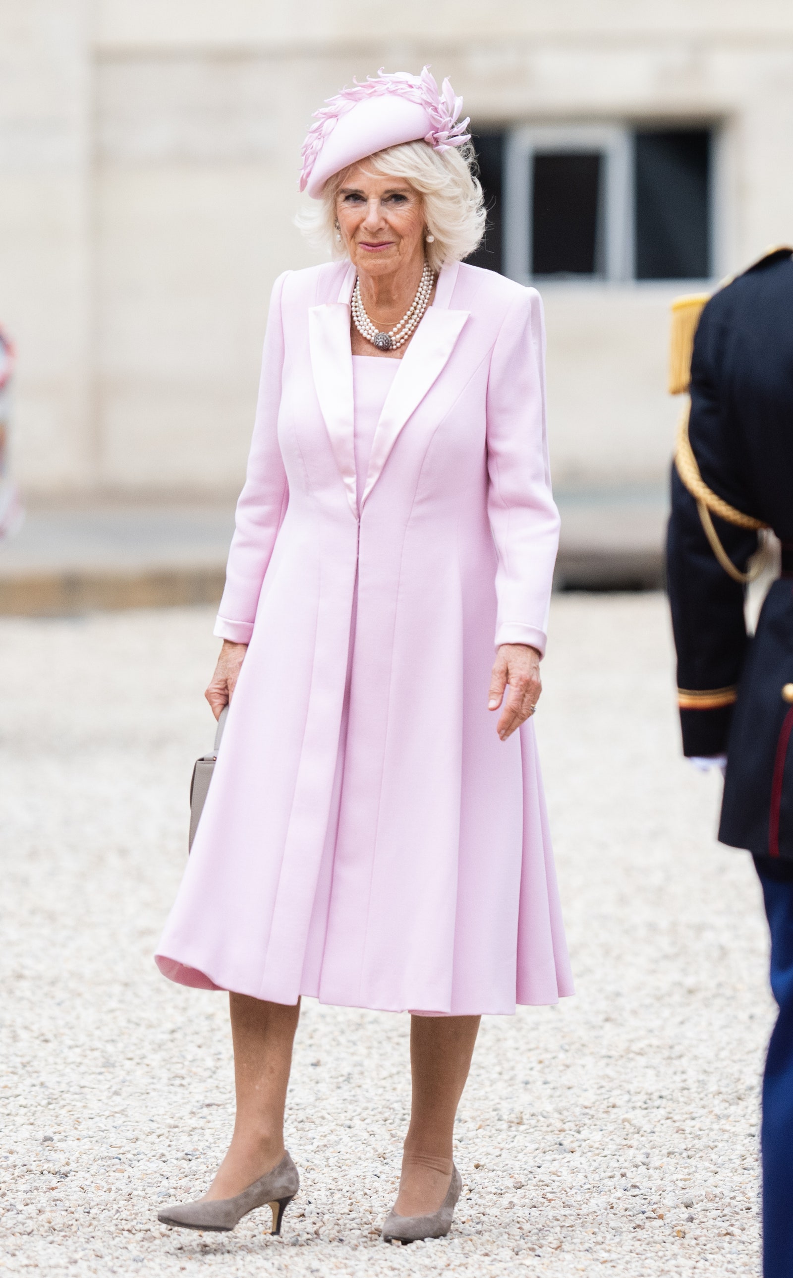 התמונה עשויה להכיל אדם ביגוד הנעלה נעלי עקב גבוהות אביזרים למבוגרים תכשיטים שרשרת וכובע