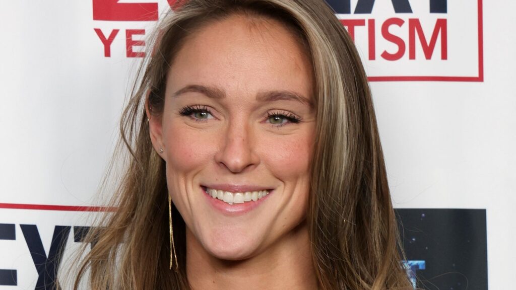 קיילי קלס חושפת את דעותיה הפוליטיות לאחר שהסירה את ג'ו רוגן