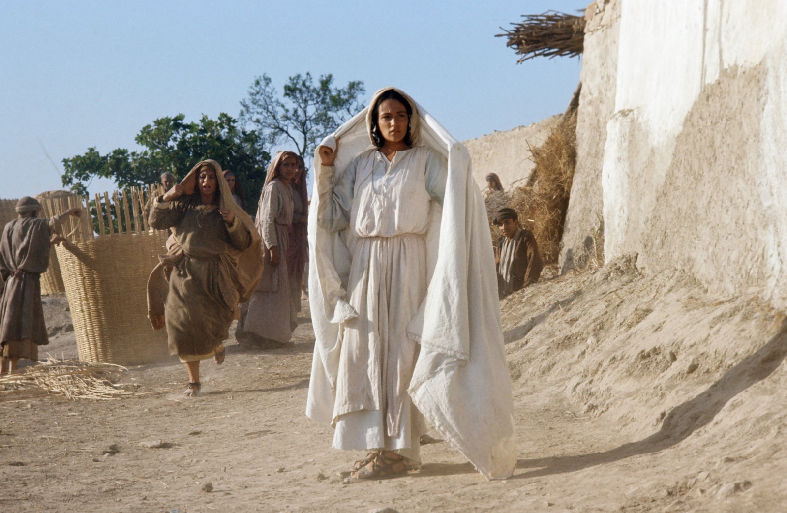התמונה עשויה להכיל את Olivia Hussey אדם מבוגר אביזרי אופנה לחתונה תיק תיק יד אנשים בחוץ וביגוד