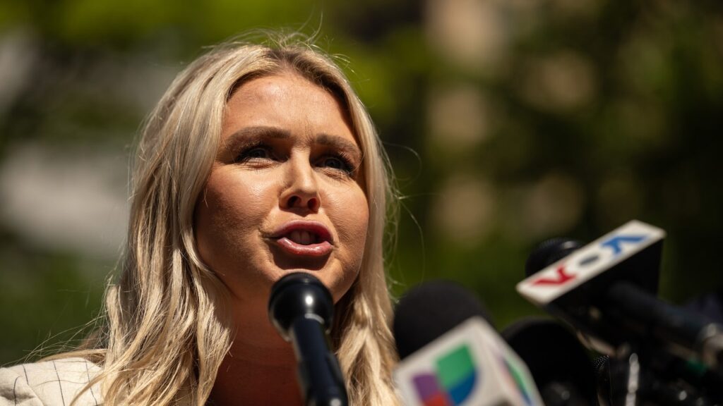 אופס: שר העיתונות של טראמפ פיק שיבח את מייק פנס אחרי ה-6 בינואר