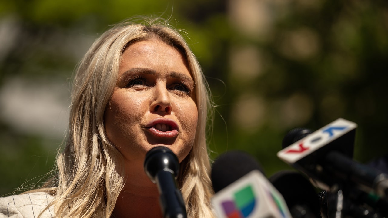 אופס: שר העיתונות של טראמפ פיק שיבח את מייק פנס אחרי ה-6 בינואר