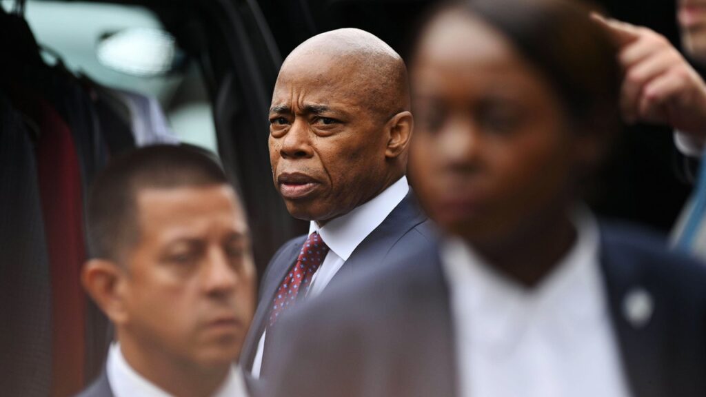 התנקשות וזיכוי: האם אריק אדמס יכול לנווט במהומה של ניו יורק?