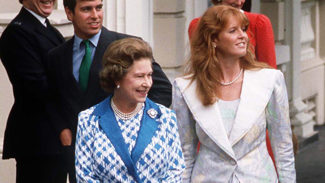 פרגי מגלה לה את 6 המילים של המלכה על ערש דווי