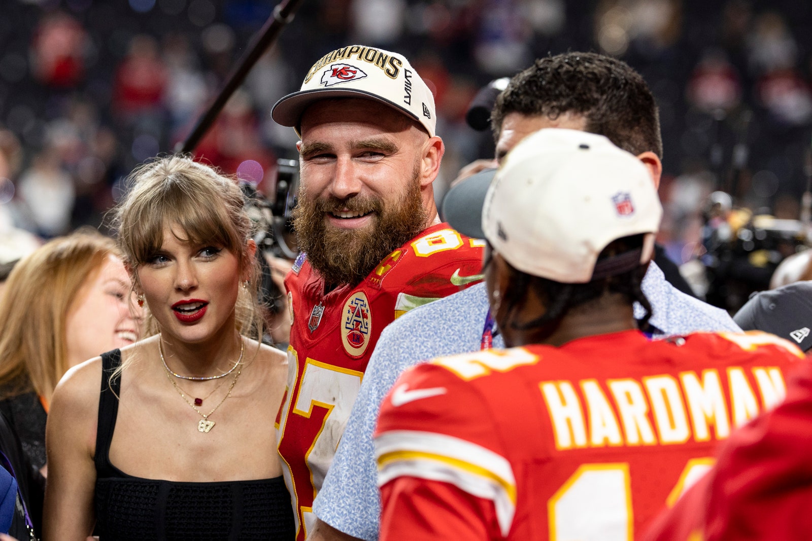 התמונה עשויה להכיל את Travis Kelce Taylor Swift אנשים ביגוד כובע שיחה אביזרים ותכשיטים למבוגרים