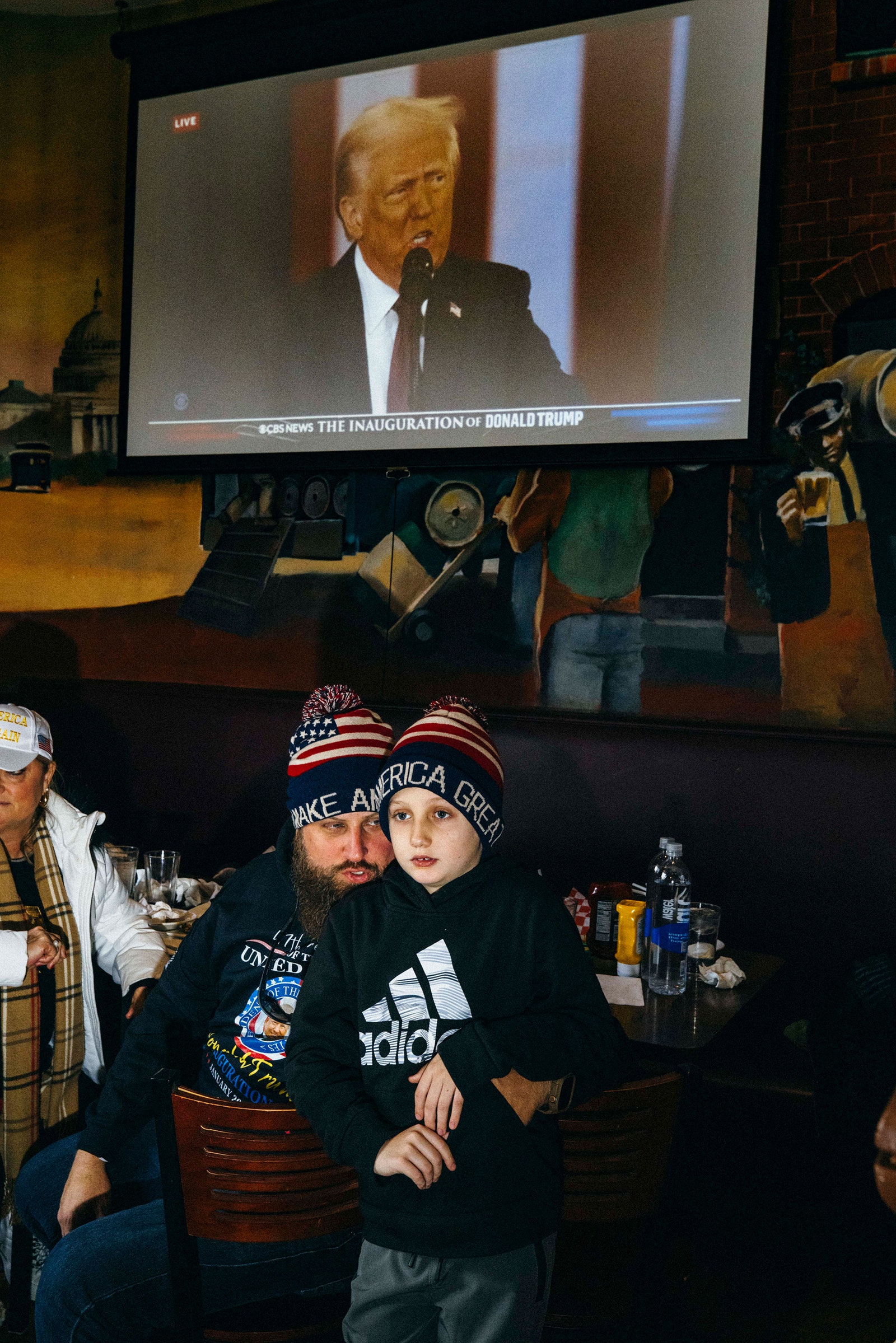 התמונה עשויה להכיל את דונלד טראמפ ריאן לי קייסי קרשנזו רנה ג'יימס אלקטרוניקה מסך פנים ראש ואדם