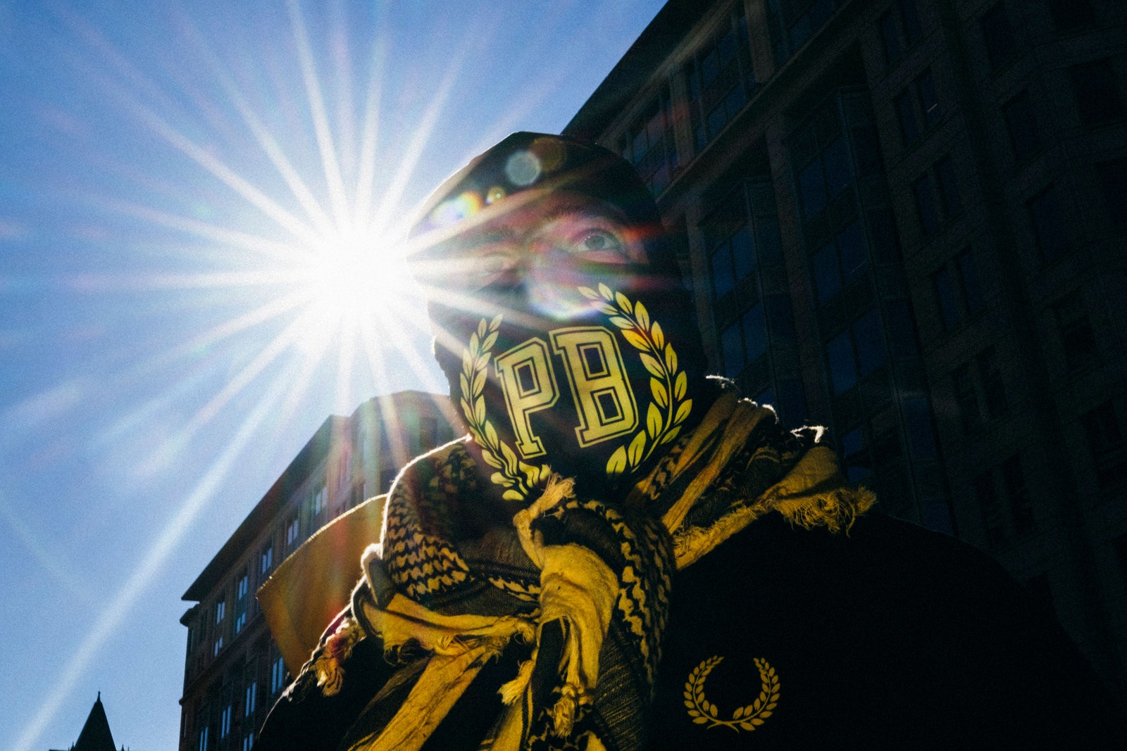 התמונה עשויה להכיל טבע בחוץ שמיים שמש צילום אדם מבוגר תאורה פנים ראש דיוקן ולבוש