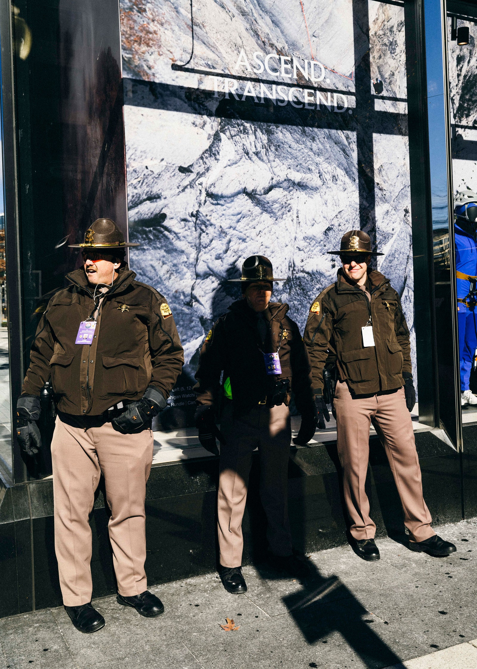 התמונה עשויה להכיל בגדים הנעלה נעל כפפות קצין אדם שוטר כובע למבוגרים קסדה ואביזרים