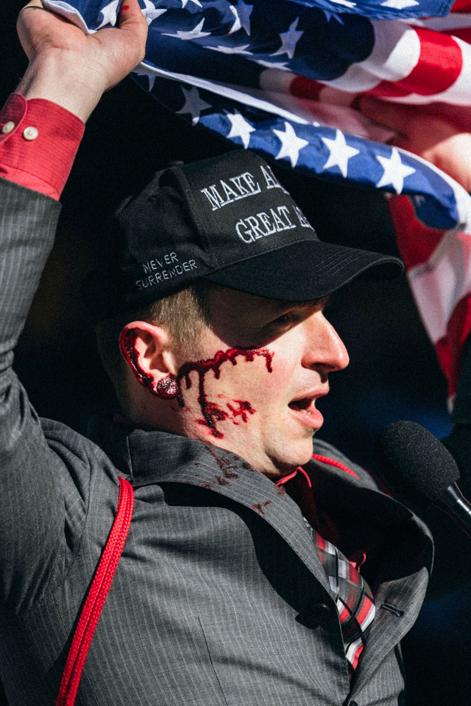 התמונה עשויה להכיל בגדים כובע כובע בייסבול כובע אדם מבוגר מכשיר חשמלי מיקרופון פנים וראש