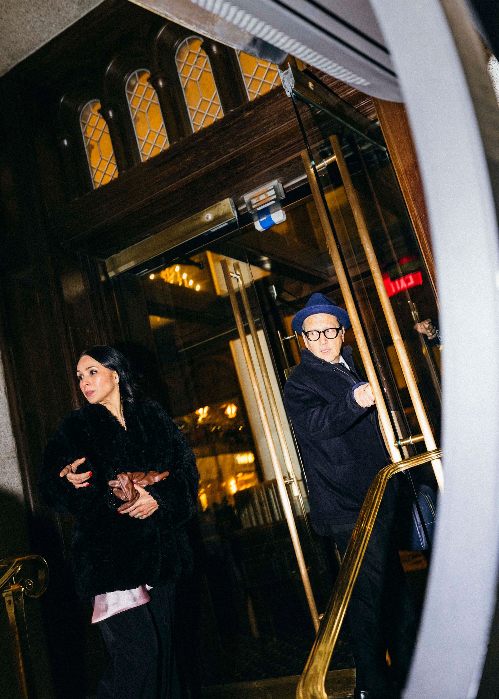 התמונה עשויה להכיל את רוב שניידר אדם מבוגר בגדי דלת אביזרי כובע משקפיים ומעיל