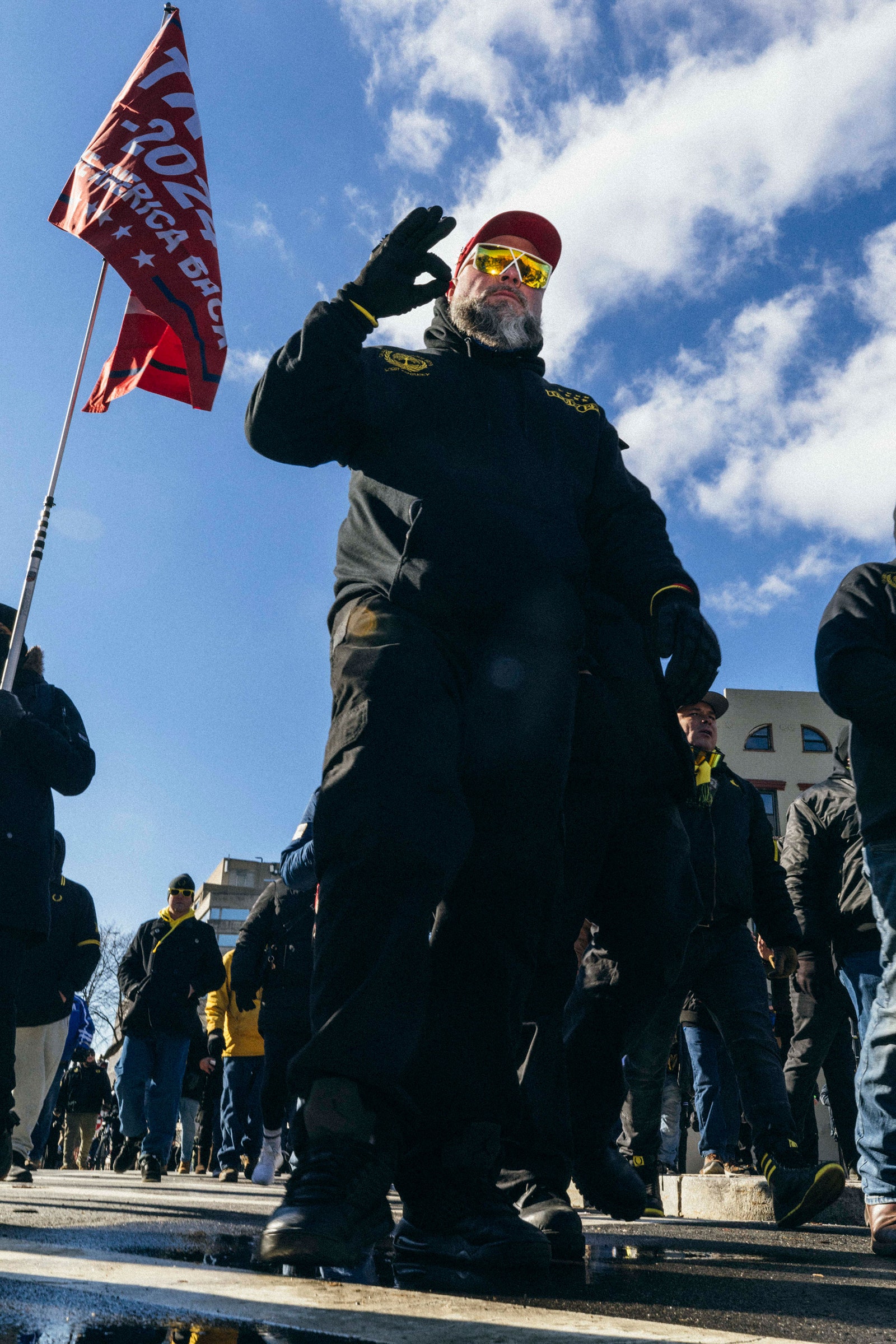 התמונה עשויה להכיל את Alex MORPH אביזרי לבוש כפפות משקפיים דגל אדם מבוגר הנעלה נעל וכובע