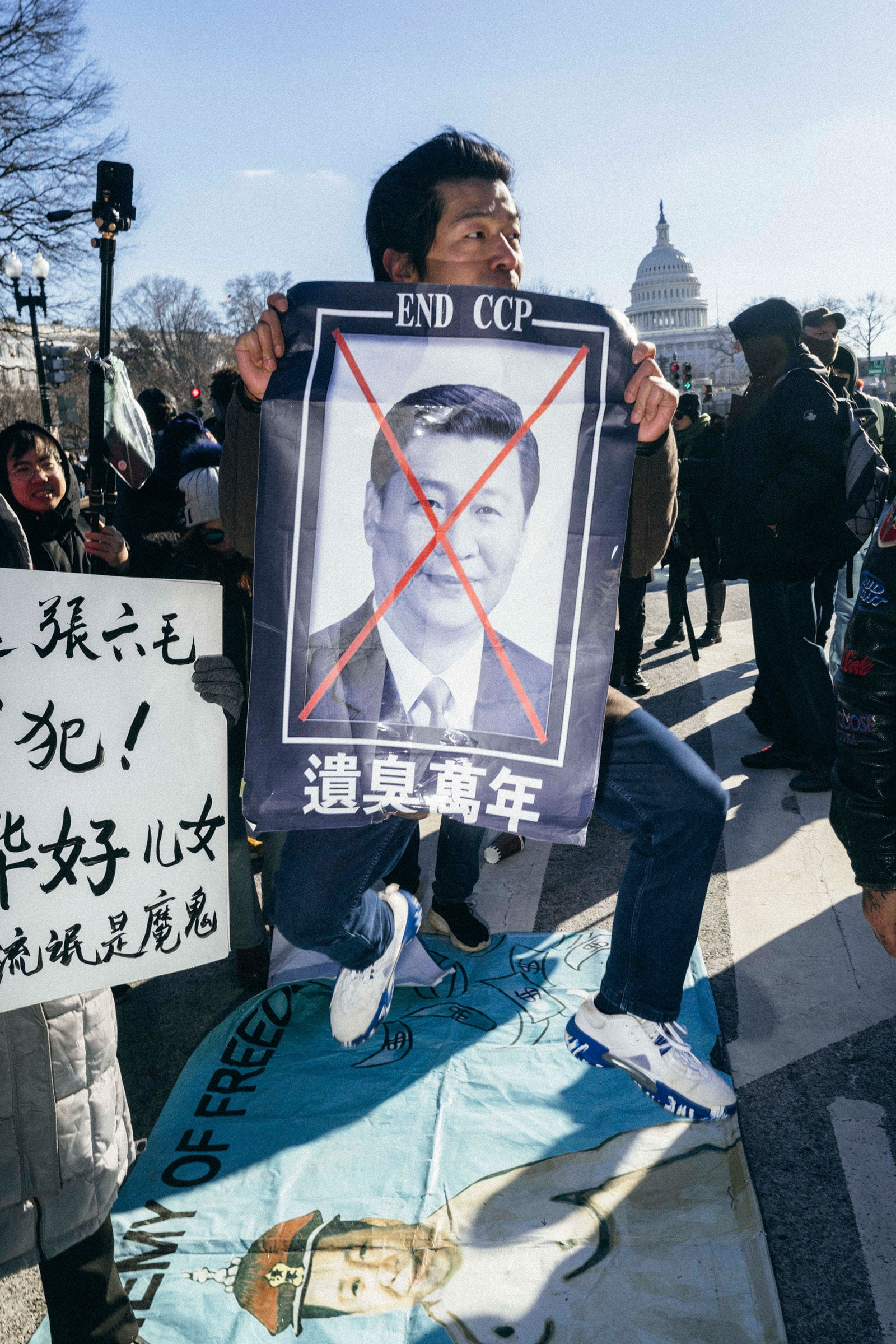 התמונה עשויה להכיל Xi Jinping Xi Jinping Zaini עבדאללה ביגוד הנעלה נעל אדם מבוגר כובע מכנסיים ותרמיל