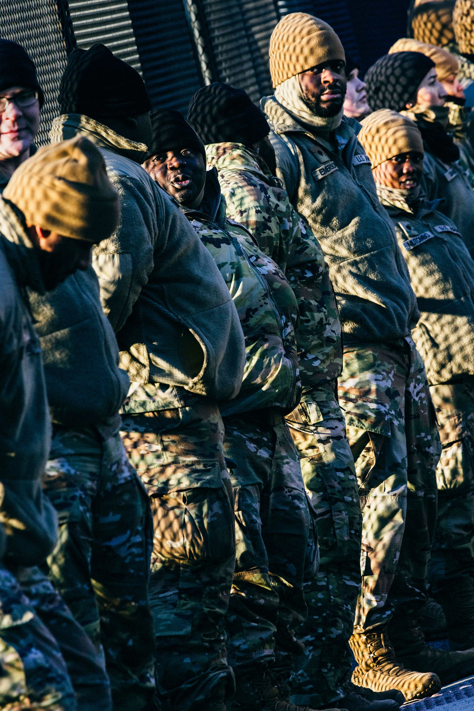 התמונה עשויה להכיל את Andrej Holm אנשים אדם ביגוד כובע הנעלה אביזרי נעליים משקפיים למבוגרים וצבא