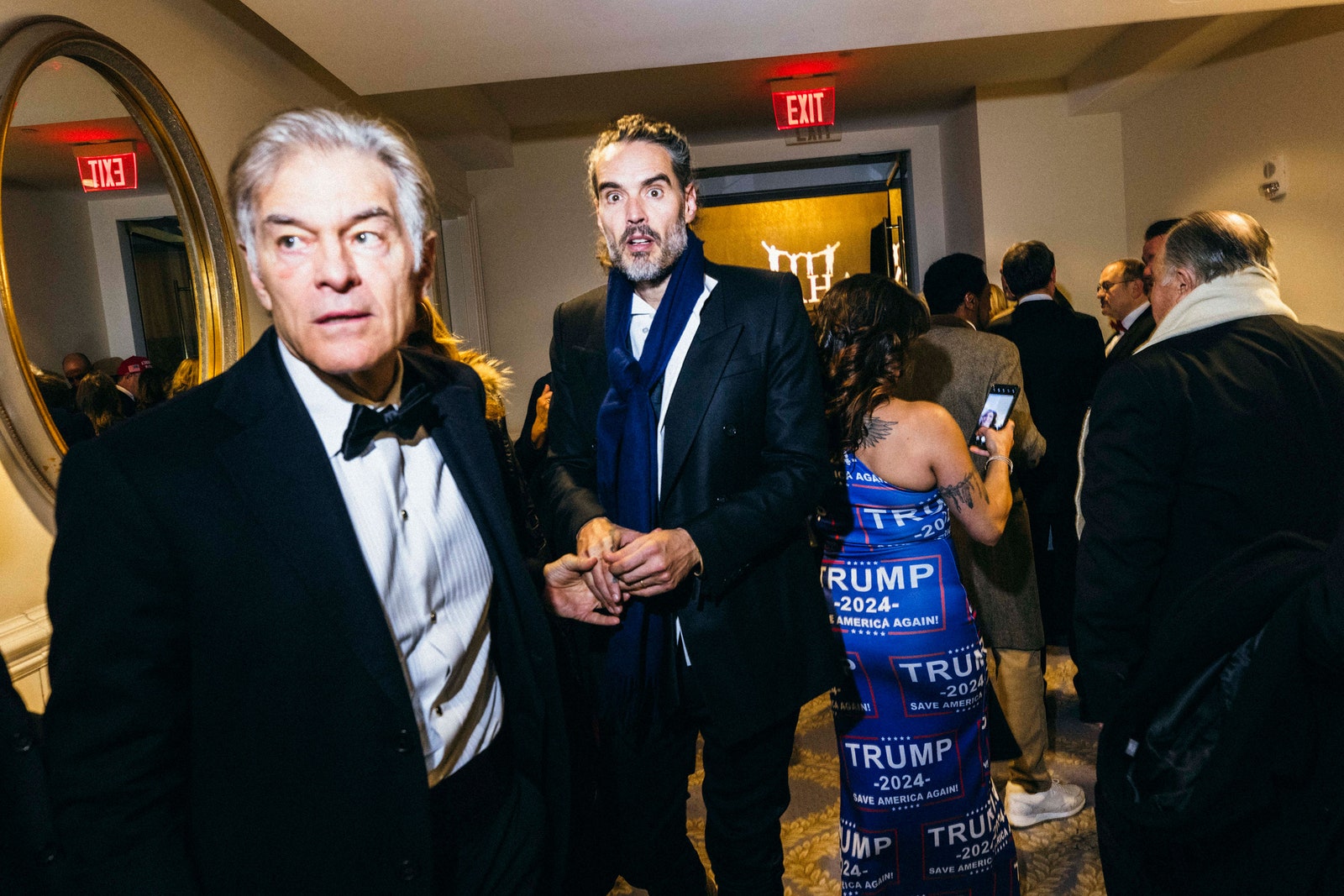 התמונה עשויה להכיל את Mehmet Öz Russell Brand בלייזר ביגוד מעיל מעיל אנשים אדם לבוש רשמי חליפה והנעלה