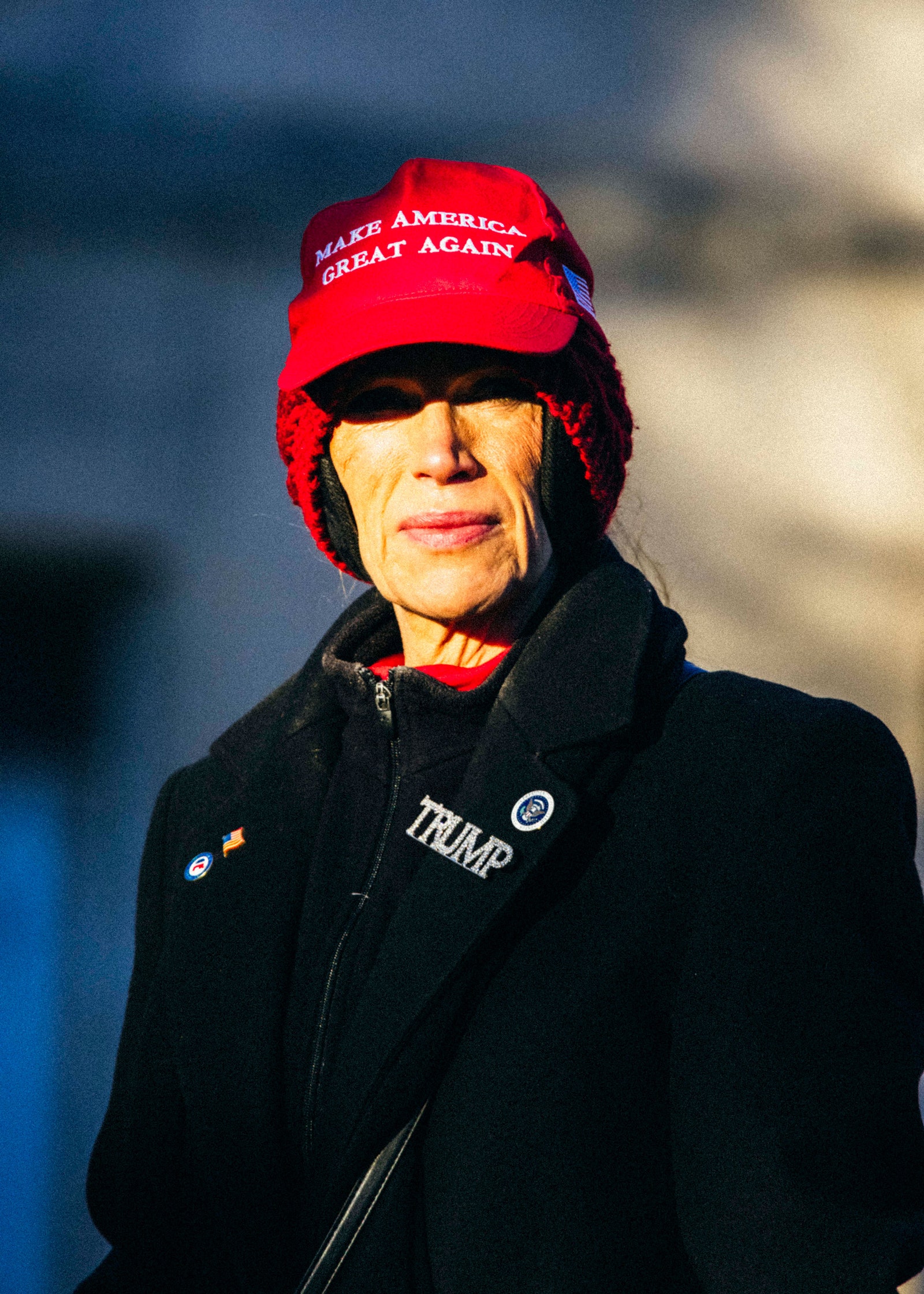 התמונה עשויה להכיל צילום פנים ראש אדם דיוקן כובע ביגוד כובע מעיל מעיל למבוגרים שמח וחייך