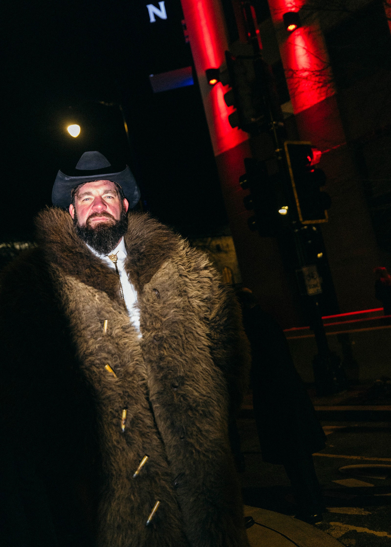 התמונה עשויה להכיל בגדים מעיל תאורה פנים ראש אדם צילום דיוקן ג'קט עיר כביש רחוב ועירוני