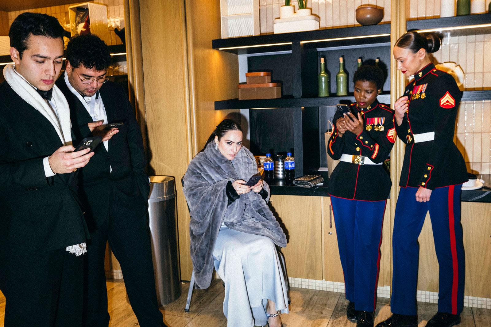 התמונה עשויה להכיל את ג'ונתן דניאל בראון אליזבת מורנו בגדי אדם למבוגרים הנעלה נעליים ואביזרים