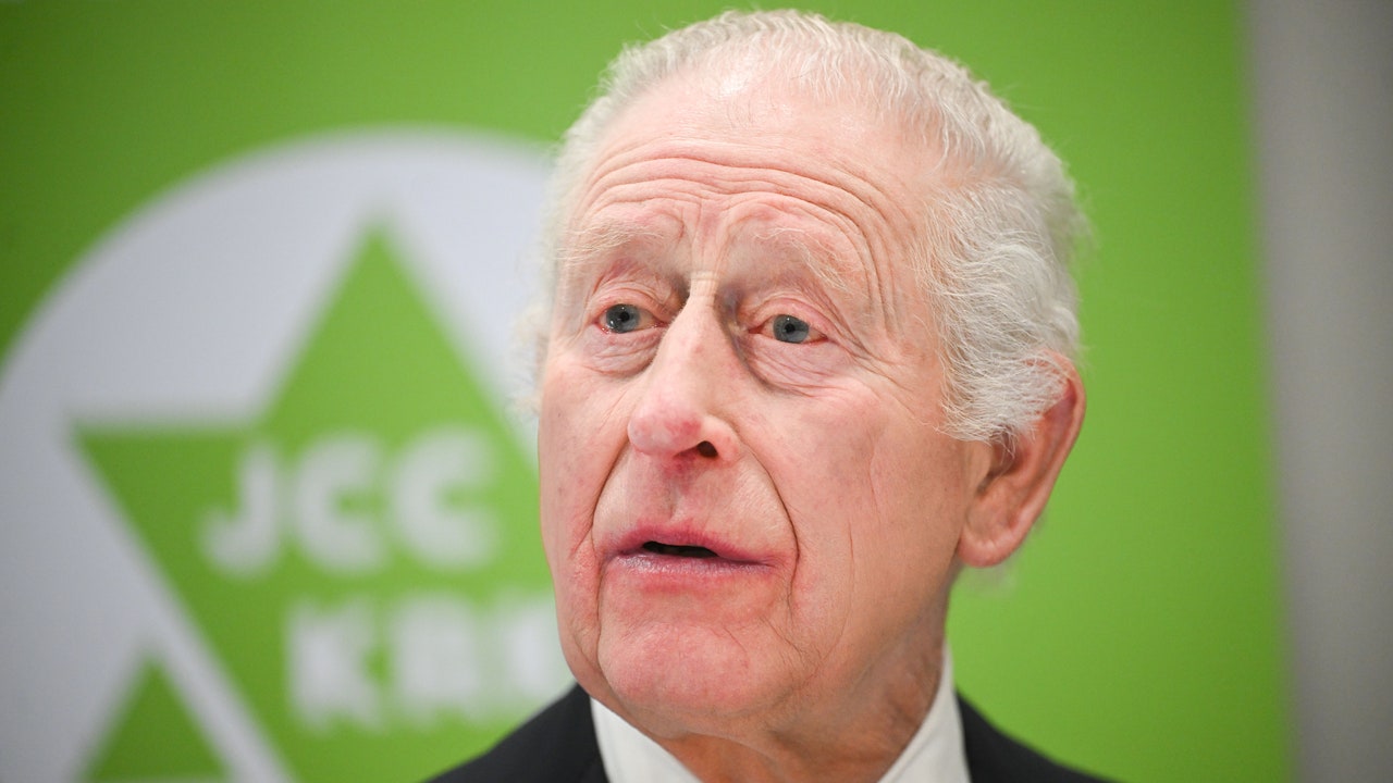 המלך צ'ארלס מצטרף לניצולי שואה ב"הרגע הקדוש "