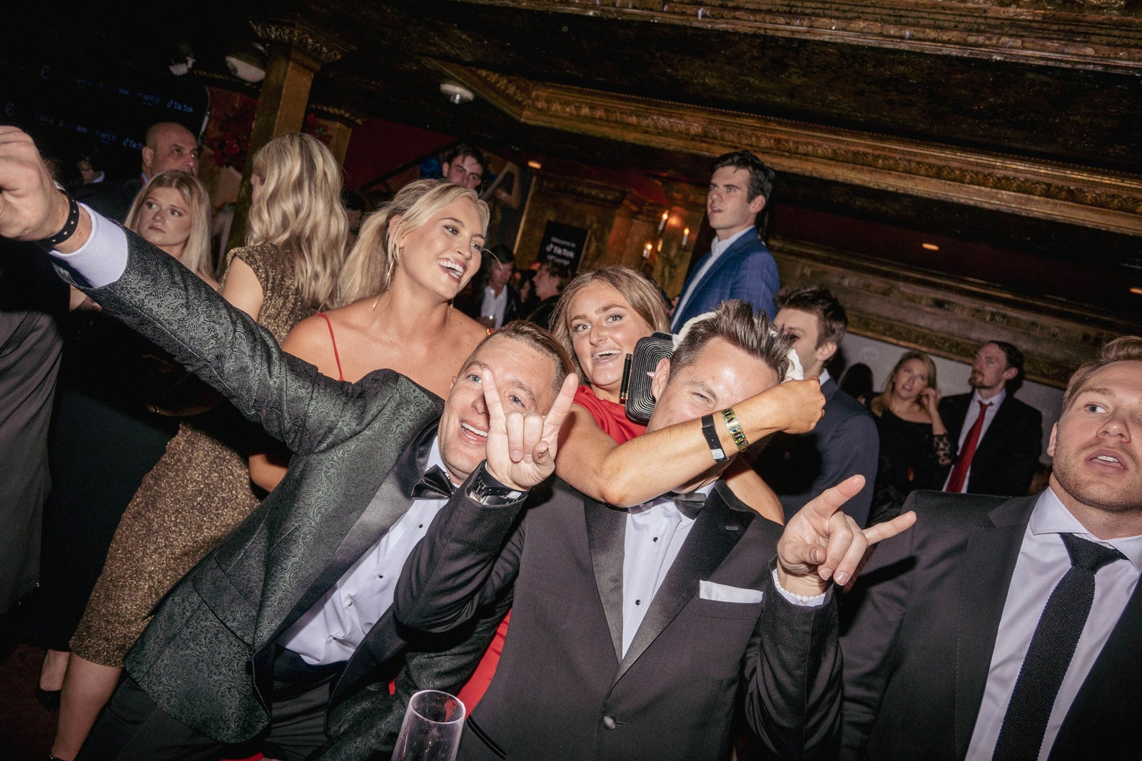 תמונה עשויה להכיל קילין וודל ריקרדו רוסלו אביזרים בלאי פורמלי כוס צמיד ותכשיטים עירוניים