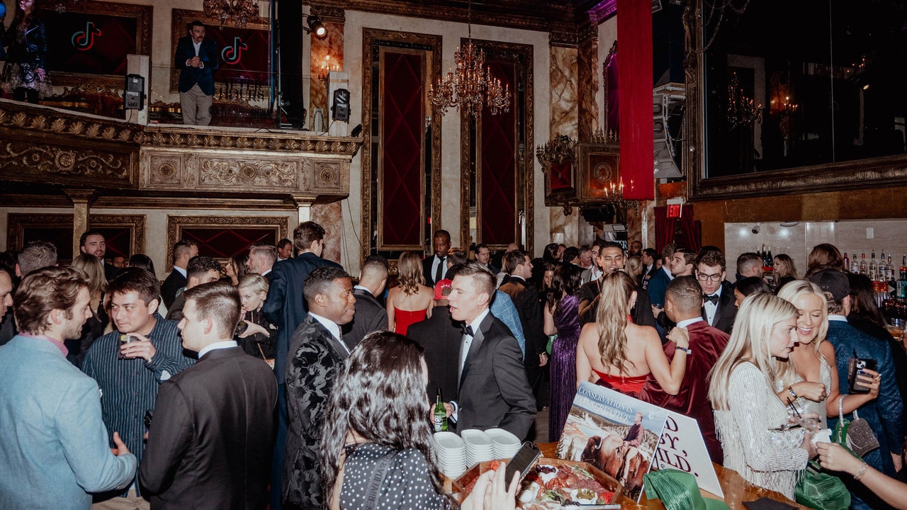 משפיעים של Gen Z נותנים למגה זוהר נעורים: "הקולות שלנו נשמעים"