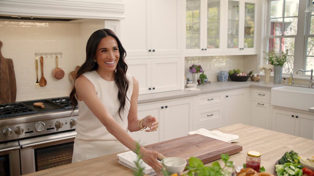 Meghan Markle מעכבת את סדרת Netflix שלה כדי להתמקד באלה שנפגעו משריפות ביער של LA
