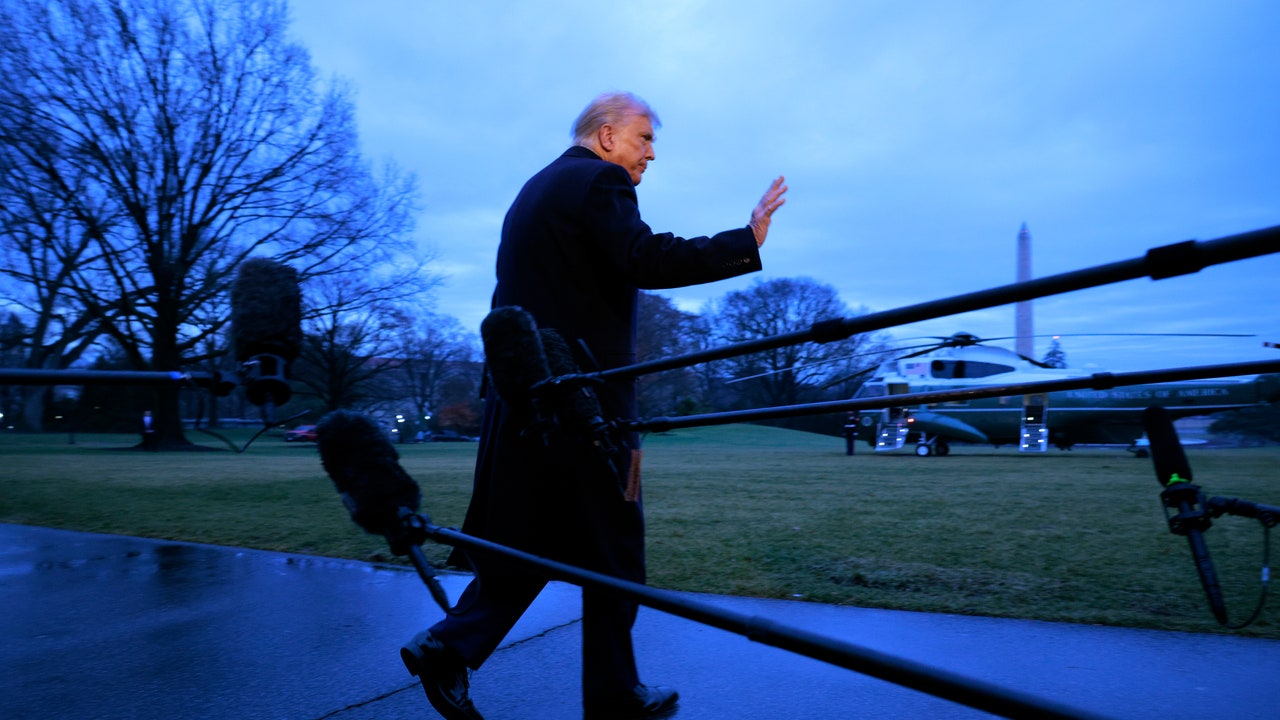 טראמפ מתחיל מלחמת סחר על ידי סטירת מכסים על מקסיקו, קנדה וסין