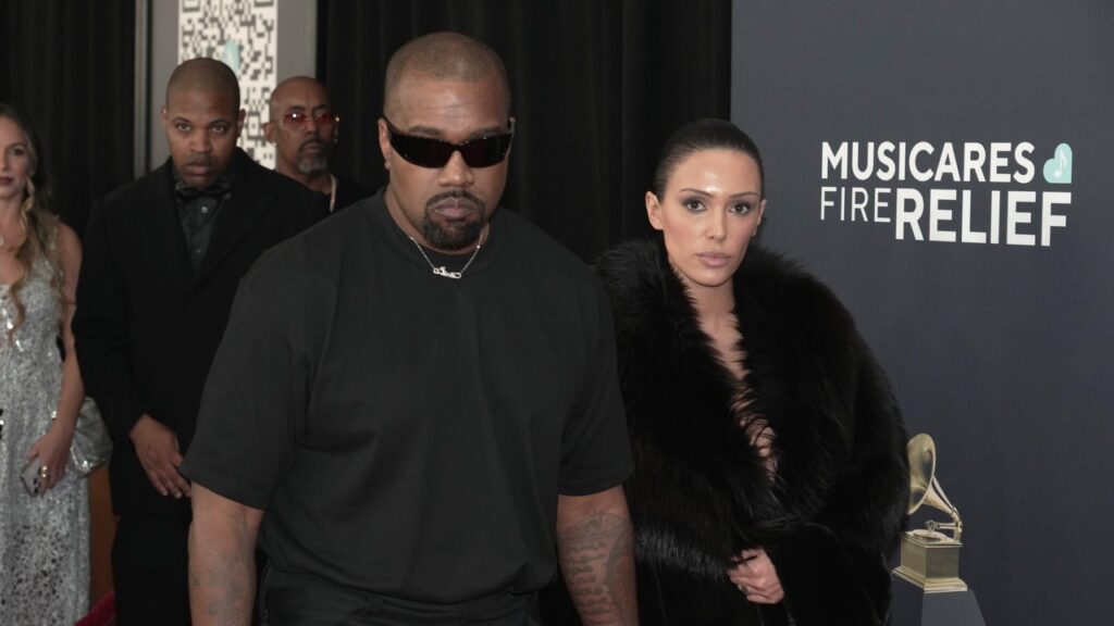 Kanye West ו- Bianca Censori מופיעים מזעזעים ב- Grammys 2025