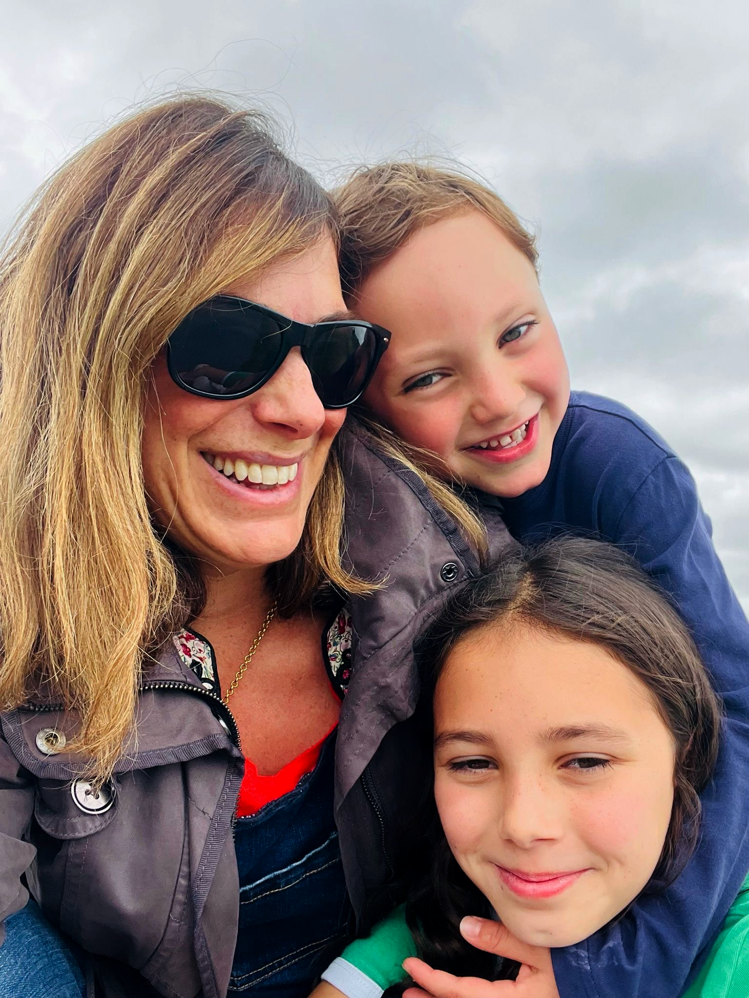 תמונה עשויה להכיל אביזרים משקפי שמש מול אדם ראש שמח חיוך דיוקן צילום Selfie ומבוגר