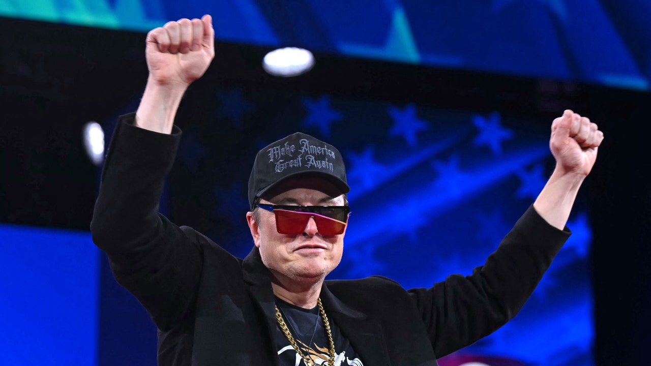 אלון מאסק מתמודד עם טענות משפטיות מאשלי סנט קלייר על אבהות, משמורת על ילד תינוקות