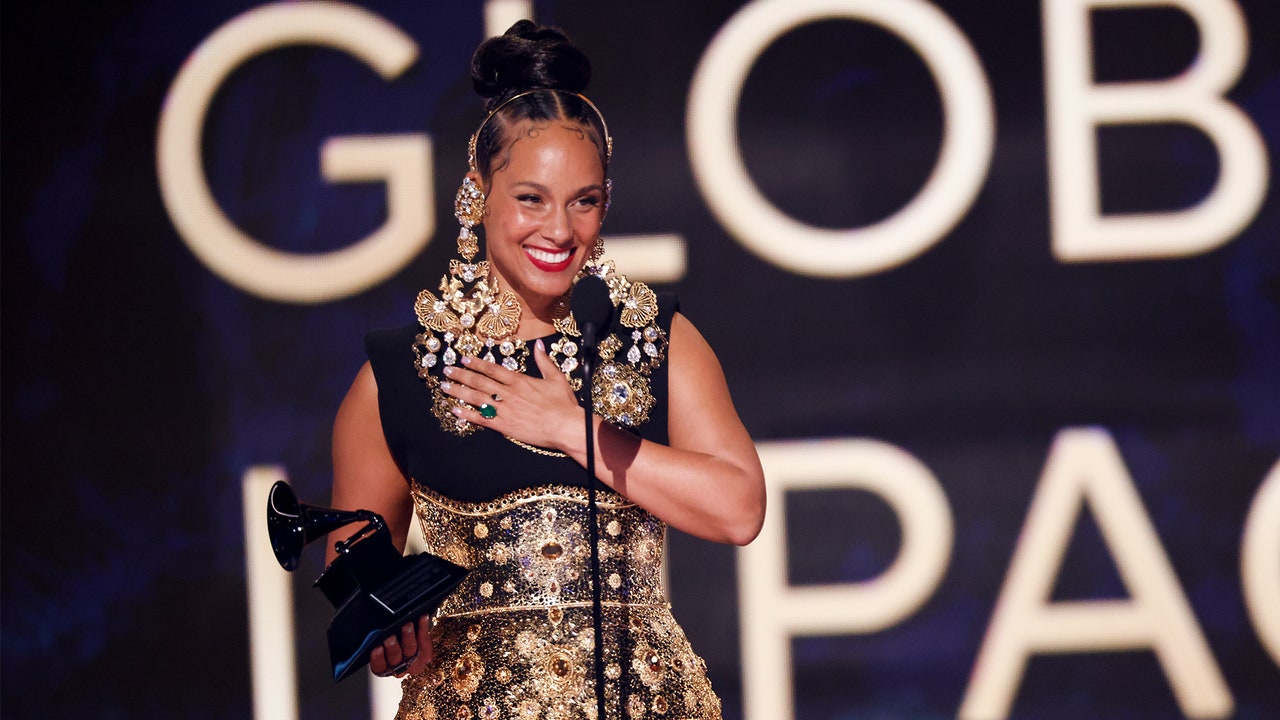 אלישיה קיז אלופת דיי כ"מתנה "," לא איום "משלב Grammys 2025