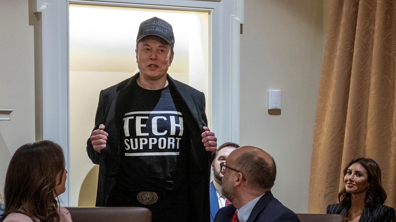 האישה הזו, שאינה אלון מאסק, היא בהחלט, 100 אחוז, לריצה לריצה-יד לאלוהים!