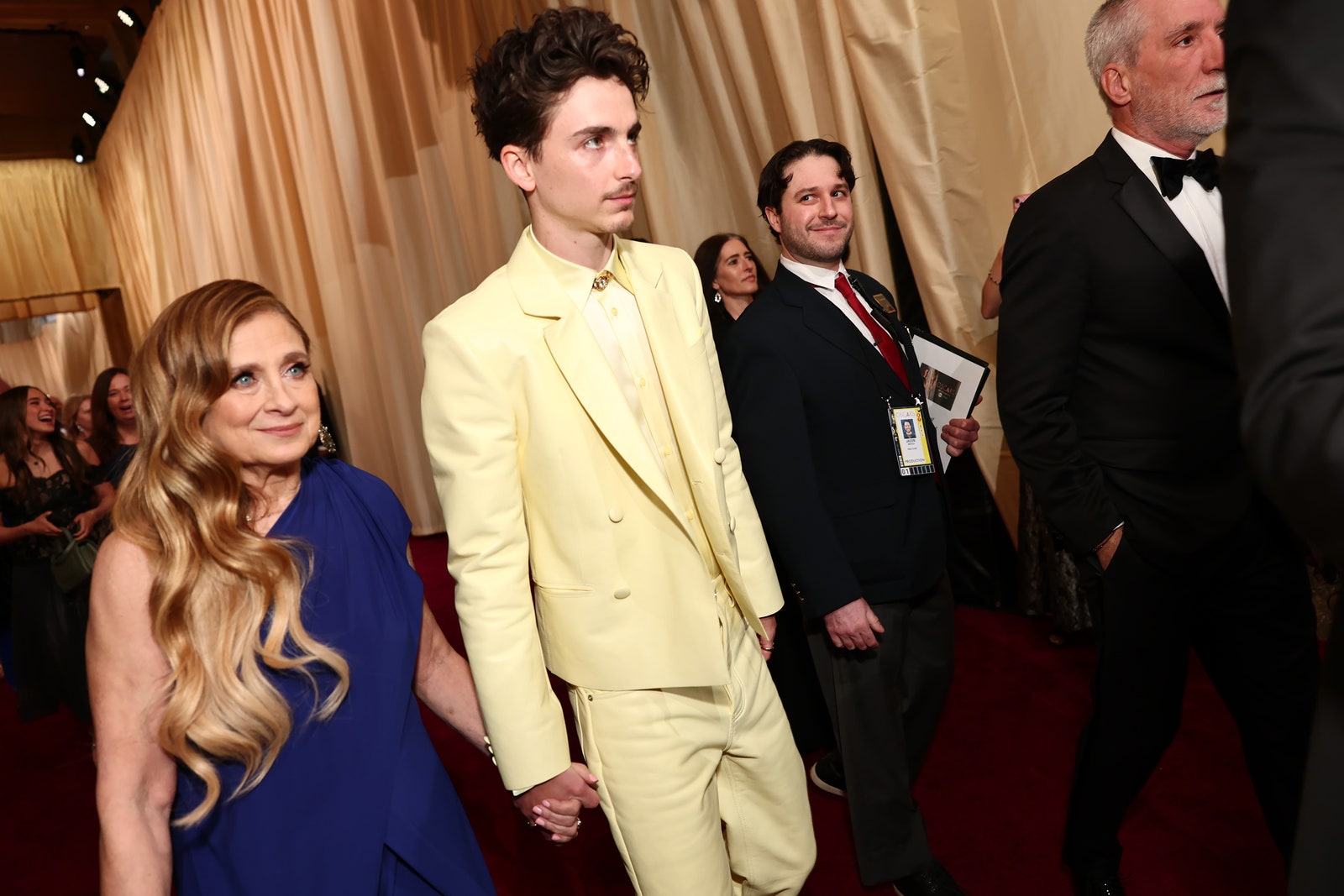 תמונה עשויה להכיל טימוטה כלאמט גארי ולנטיין אביזרי אופנה ללבוש רשמי תיק ותיק של אדם למבוגרים