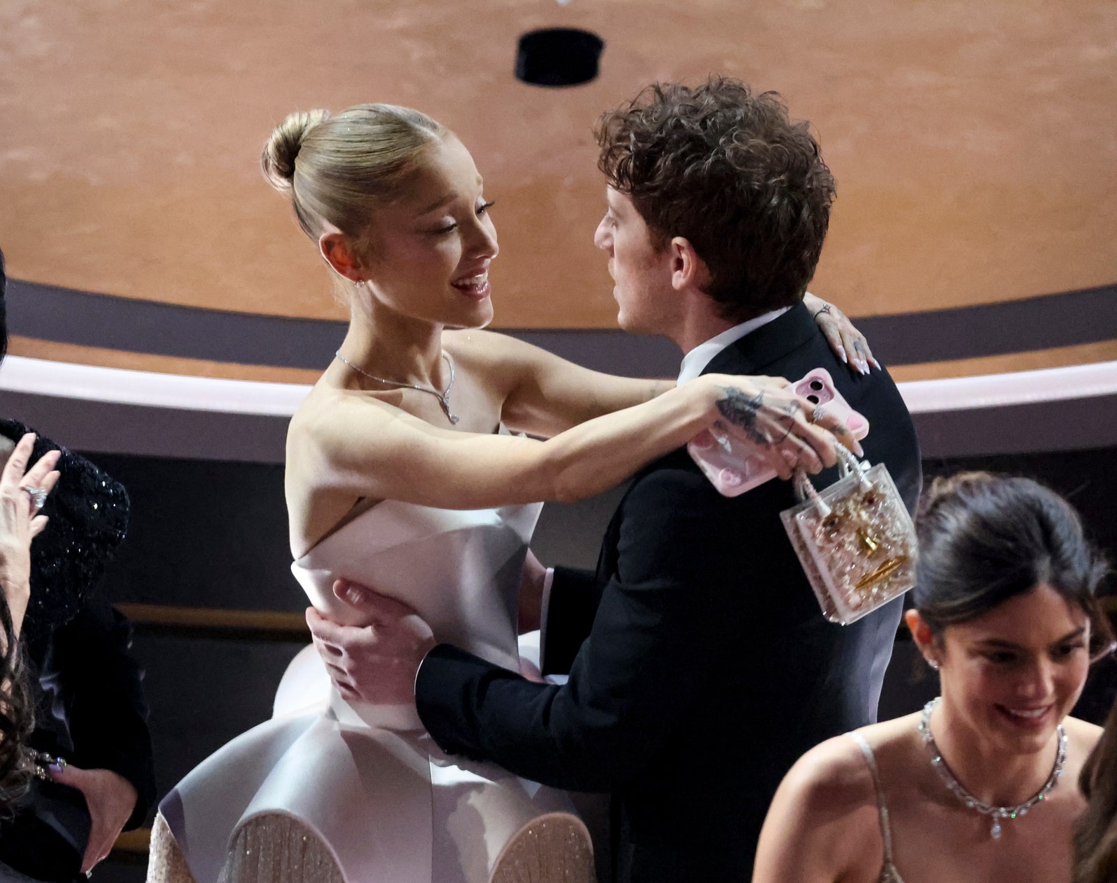 תמונה עשויה להכיל מוניקה ברברו אריאנה גרנדה דיילי אדם למבוגרים אביזרי חתונה תכשיטים ושרשרת