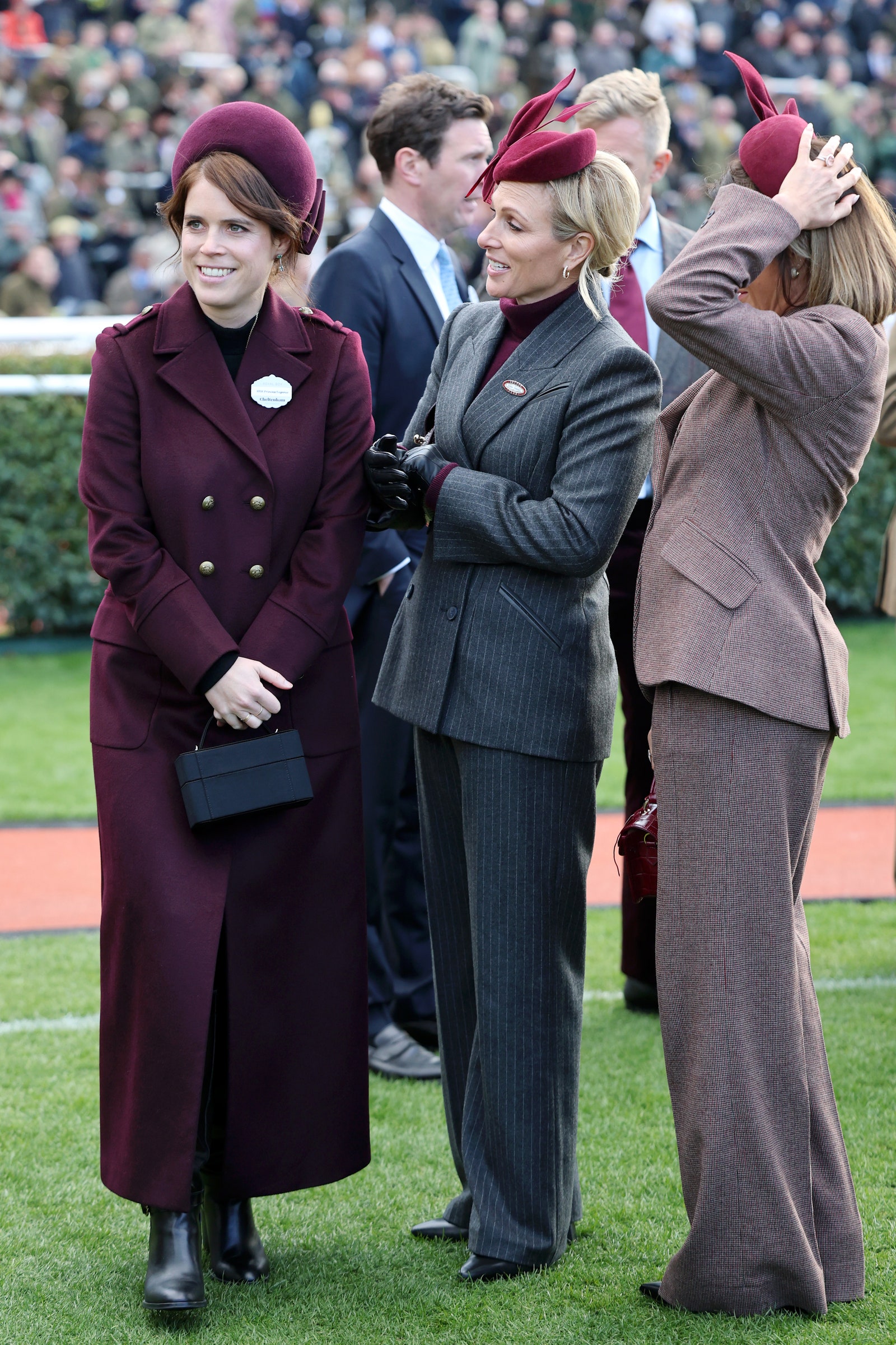 תמונה עשויה להכיל את רות בראט זארה טינדל דן מג'רל ביל ברגי לה פארק פארקה לבוש כפפת בגדים למבוגרים וכובע